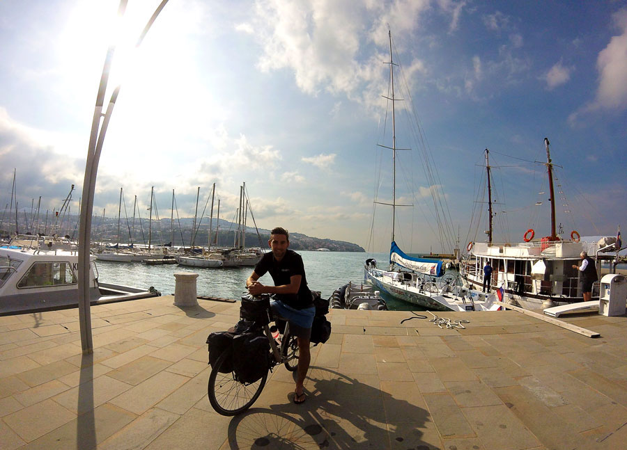 Arthur à vélo sur le port de Koper