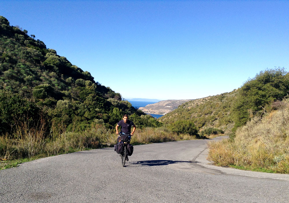 Ascension raide à vélo sur la route de Neo Itilo à Lagkada Grèce