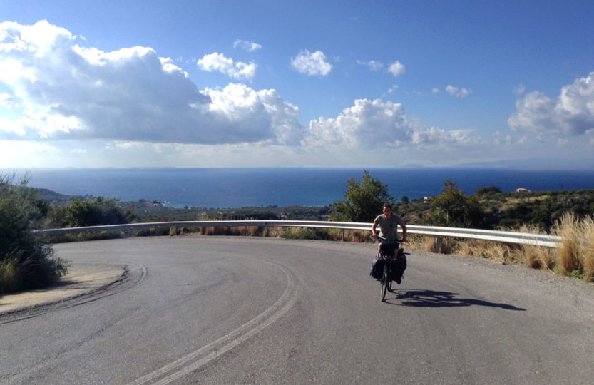 Ascension à vélo sur la route en Grèce