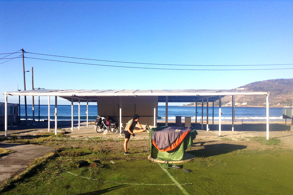 Réveil et étirement sur la plage de Néo Itilo, Grèce, en novembre