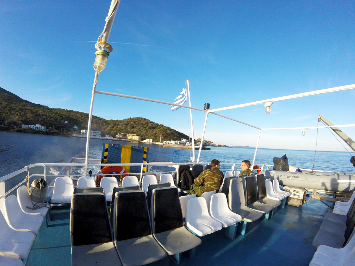 Bateau ferry départ de Nisyros à Kos, Grèce. Ferry boat departing from Nisyros to Kos island, Greece.