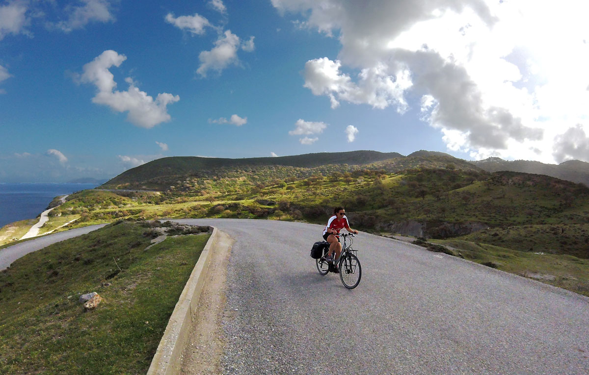 Voyage à vélo, à vélo sur l'île de Nisyros, Dodécanèse, Grèce. Cycling trip, cycling in Nisyros island, Dodecanese, Greece.