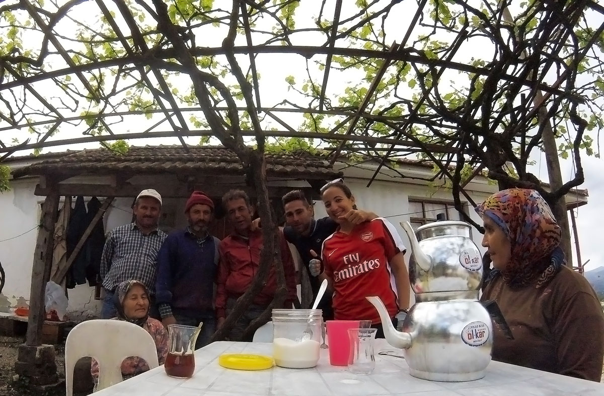 La Turquie à vélo, inviter à boire le thé dans un village chez une famille. Cycling Turquey, invited to drink tea in a village at a family's house.