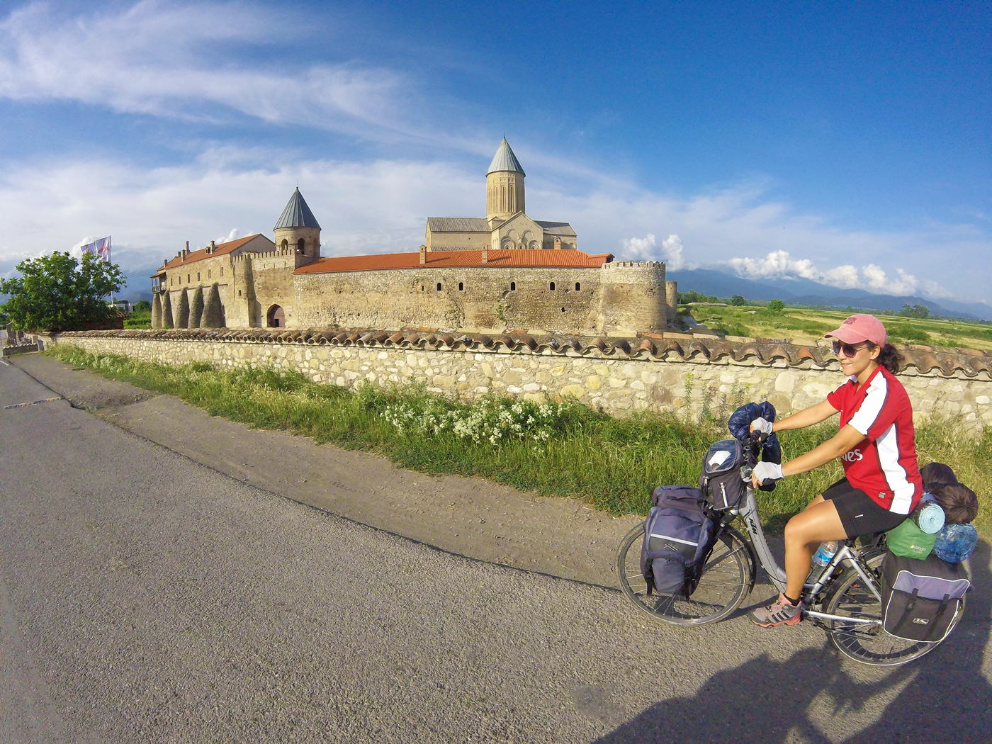 Voyage à vélo, la Géorgie à vélo, monastère d'Alaverdi. Travel by bike, cycling Georgia, Alaverdi monastery.